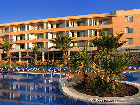 Hotel mit Pool bei Dämmerung Foto 